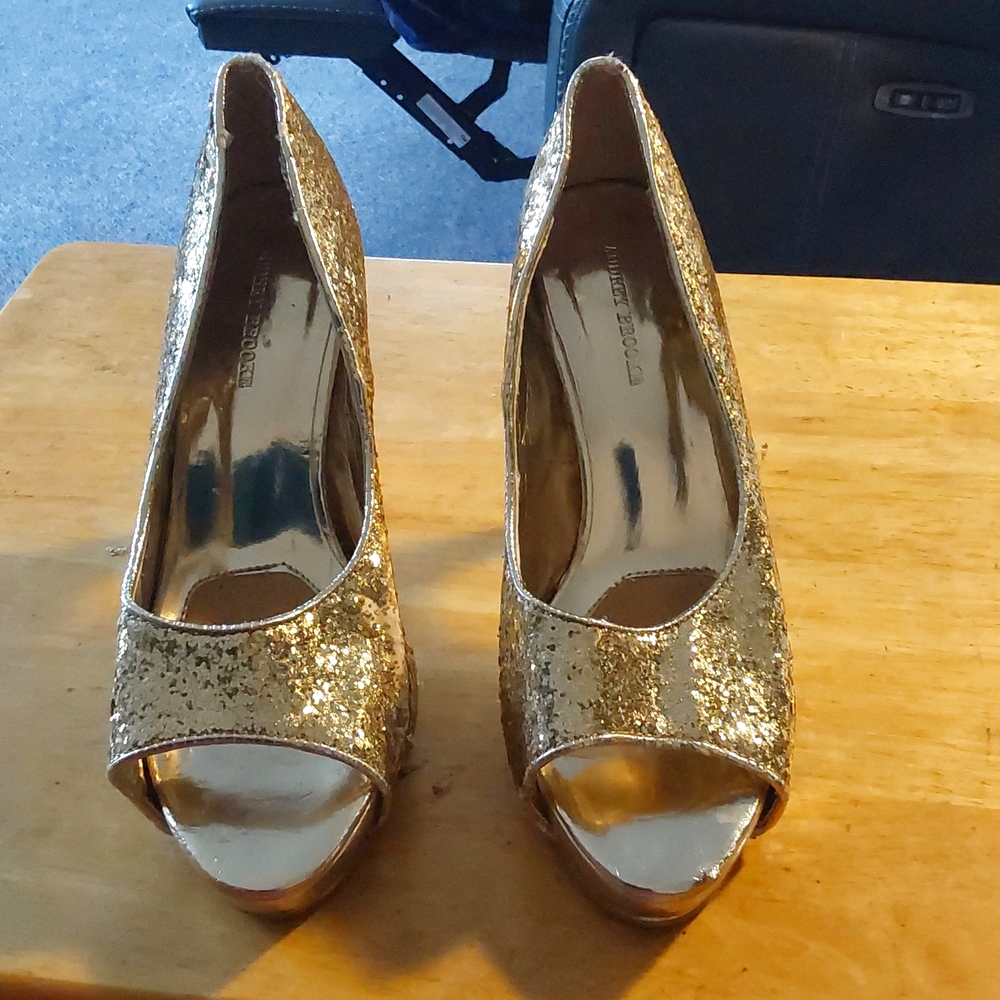 Gold heels size 7W